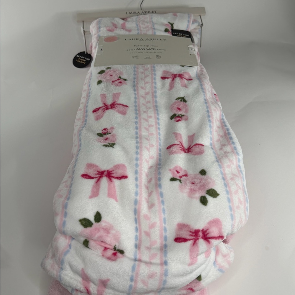 π πΈLaura Ashley Set of TWO Pink Plush Coordinating Throws NWT ~ π BOWS & πΈROSES - Picture 10 of 16